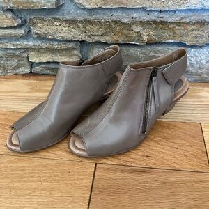 Earth Kristy Women’s Taupe shoes.